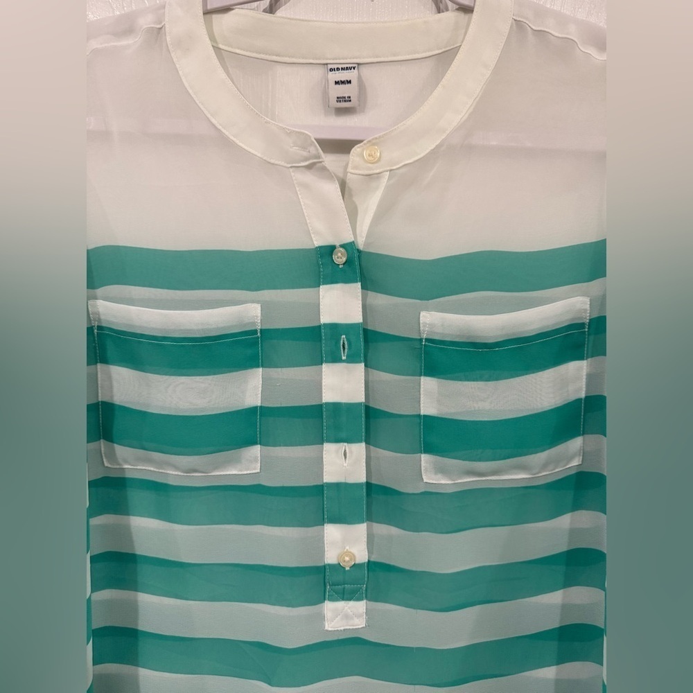 Old navy bundle of (2) Tops - Picture 4 of 4